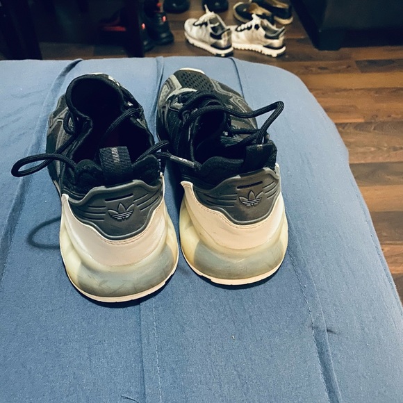 Adidas Kids sneakers 5.5 US - Picture 4 of 4